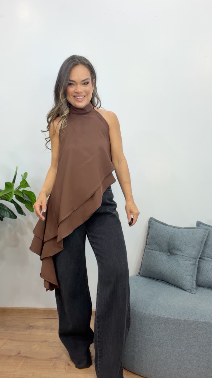 Blusa Assimétrica Gola Alta